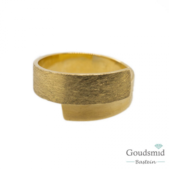 SCRATCHED GOLD ring 6mm half ijsmat/poli