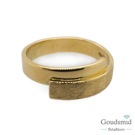 SCRATCHED GOLD ring 4mm half ijsmat/poli