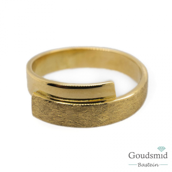 SCRATCHED GOLD ring 4mm half ijsmat/poli