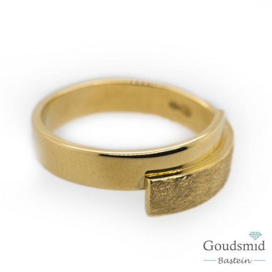 SCRATCHED GOLD ring 4mm half ijsmat/poli