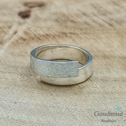 SCRATCHED ring 6mm ijsmat/poli, maat 20