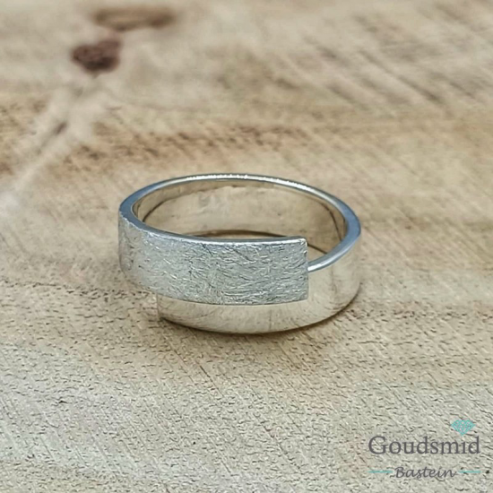 SCRATCHED ring 6mm ijsmat/poli, maat 20