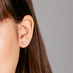 Gouden 14kt solitair oorstekers met diamant van 0,25ct