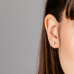 Gouden 14kt solitair oorstekers met diamant van 0,50ct